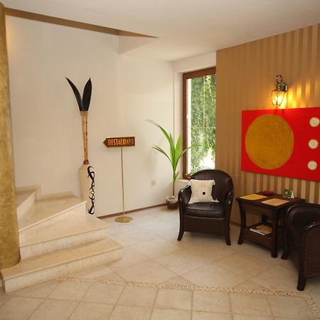 Familly Art Hotel Nirvana ชูเมน ภายนอก รูปภาพ