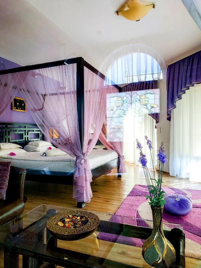 Familly Art Hotel Nirvana ชูเมน ภายนอก รูปภาพ