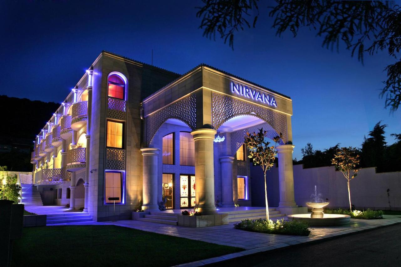 Familly Art Hotel Nirvana ชูเมน ภายนอก รูปภาพ