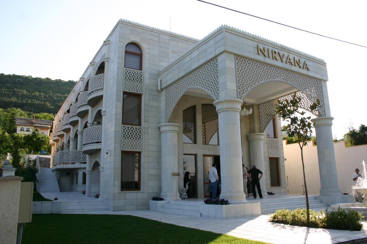 Familly Art Hotel Nirvana ชูเมน ภายนอก รูปภาพ